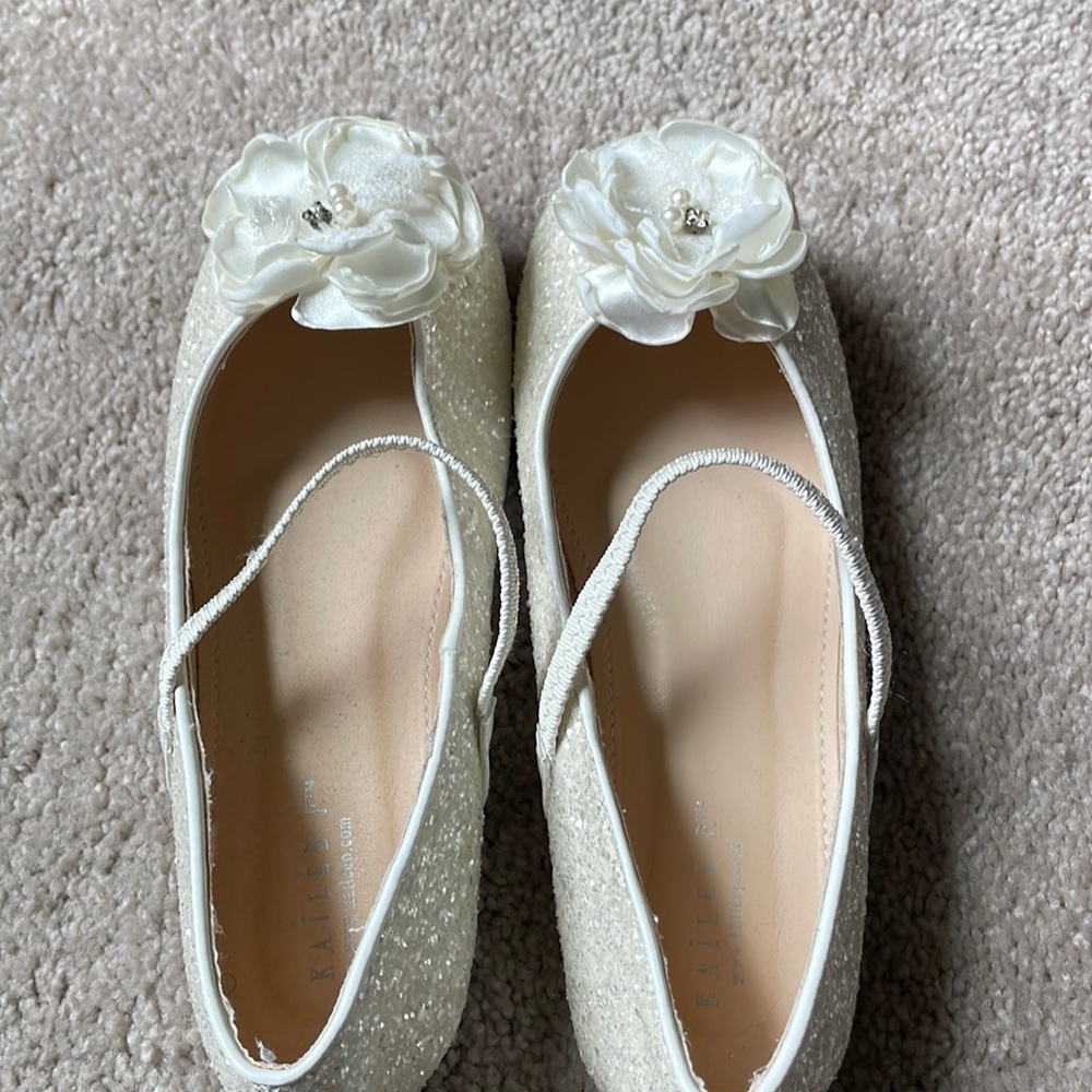 Girls sequence ivory flats. Brand- Kailee